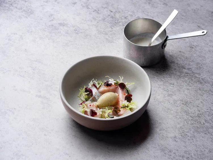 「Bencotto」艾曼紐主廚捕捉海韻鮮美食感，「鰤魚、番茄、鯖魚、海葡萄、檸檬、杏仁醬」主廚並發揮創意巧製生蠔檸檬冰淇淋，入口沁涼亦化作來自海洋的鹹鮮，呈現如秋日海岸般的溫柔明亮。台北文華東方酒店提供