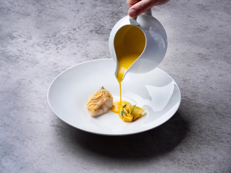 「Bencotto」艾曼紐主廚捕捉海韻鮮美食感，「馬頭魚、南瓜、柑橘、南薑」主廚嚴選細嫩鮮美的馬頭魚，綻放出蘊含金黃季節韻味的雅緻詩意。台北文華東方酒店提供