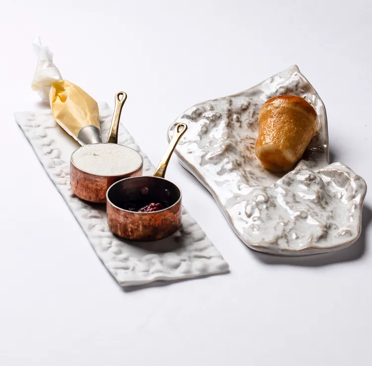 「Sine by Di Pinto」羅伯托主廚義式創意饗宴，「蘭姆巴巴、爆米花冰淇淋」傳承義式經典甜品蘭姆巴巴，主廚並巧妙搭配爆米花冰淇淋增添驚喜口感。台北文華東方酒店提供