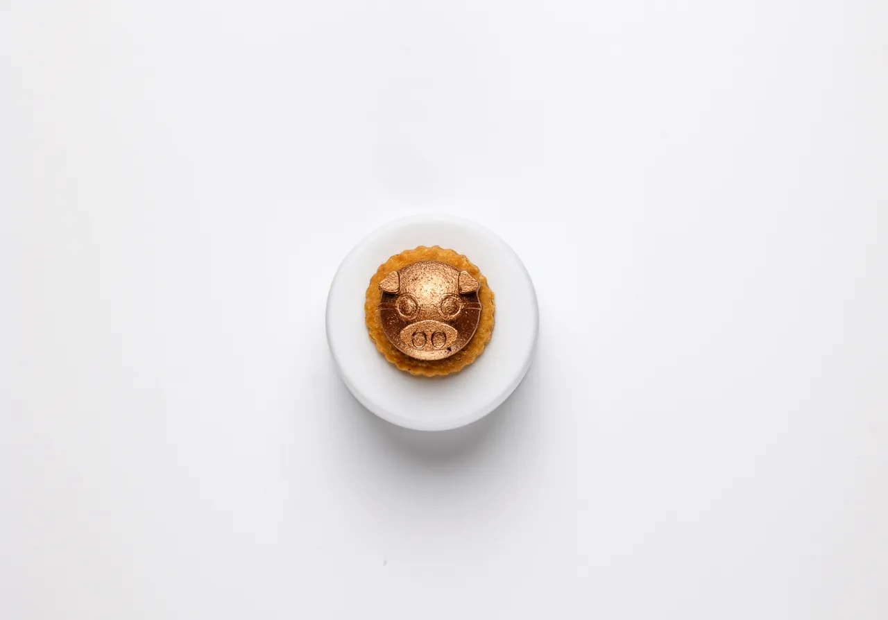 「Sine by Di Pinto」罗伯托主厨义式创意飨宴,餐前小点组合「帕玛森起司饼、索夫利特酱」以拿坡里经典炖炒风味为灵感,巧手塑造成精致小金猪造型,盛装于香脆帕玛森起司薄饼之上,呈现优雅璀璨的南义风彩。台北文华东方酒店提供