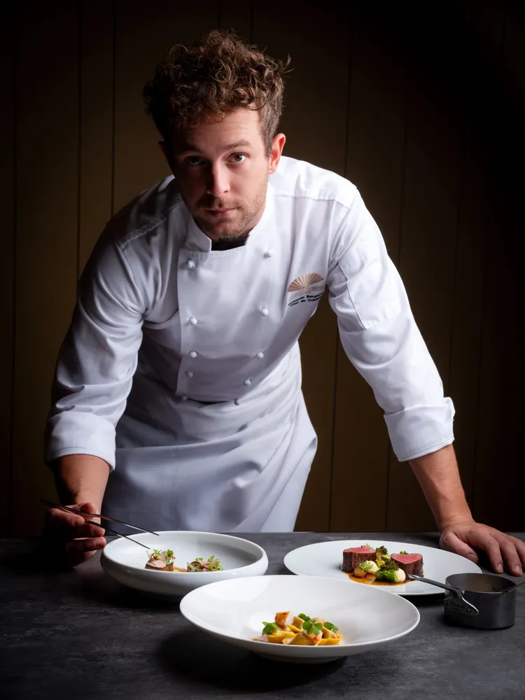 「Bencotto」主廚艾曼紐‧貝爾加莫 (Emanuele Bergamo) 將攜手「Sine by Di Pinto」羅伯托‧迪‧品托 (Roberto Di Pinto)，10/17至10/19推出期間限定的「義饗雙廚星宴」四手聯烹美食饗宴。台北文華東方酒店提供