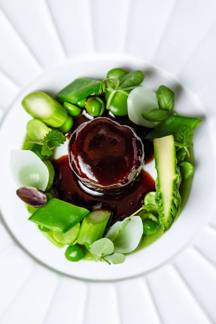 「Sine by Di Pinto」羅伯托主廚義式創意饗宴，「牛菲力佐紅酒醬汁」搭配豌豆、蠶豆、春蔥、蘆筍，並添入綠咖哩的醇潤口感，佐以紅酒醬汁的馥郁巧妙襯托出菲力牛排的鮮甜脂香，細品宛若置身於葡萄園的婉約迷人香韻。台北文華東方酒店提供