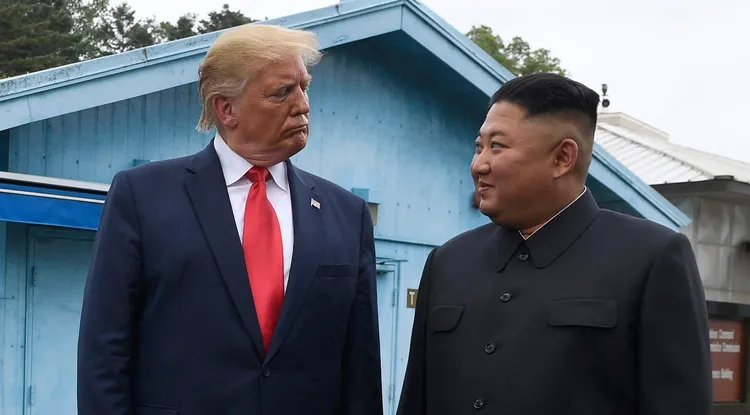 美國總統川普（左）在第一任期時，曾與北韓領導人金正恩會面。美聯社資料照片