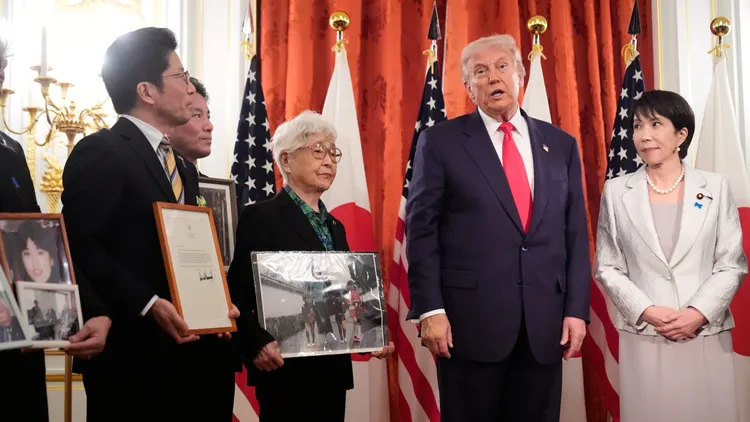 美國總統川普(右二)承諾會全力協助遭北韓綁架的日本人家屬。美聯社