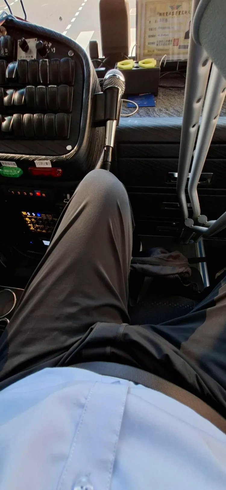 邱顯智分享自己當事人每天只能在腳伸不直的位置上通勤。翻攝邱顯智臉書