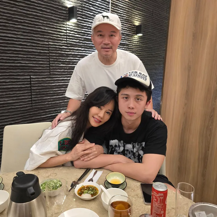 孫鵬、狄鶯對獨子孫安佐呵護備至。翻攝狄鶯臉書