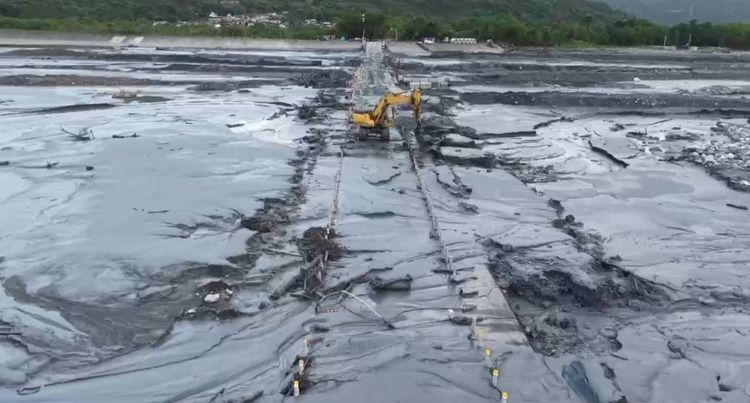 新堰塞湖溢流 淹沒台9線馬太鞍便橋!預計今午搶通