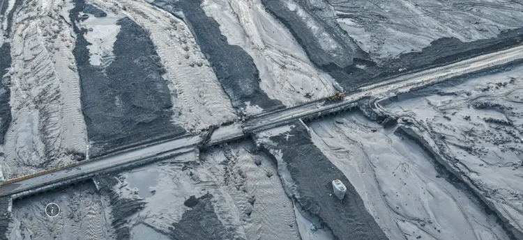 馬太鞍溪新堰塞湖昨晚溢流，台9線便橋雖遭淹沒但仍完好未沖毀。公路局提供