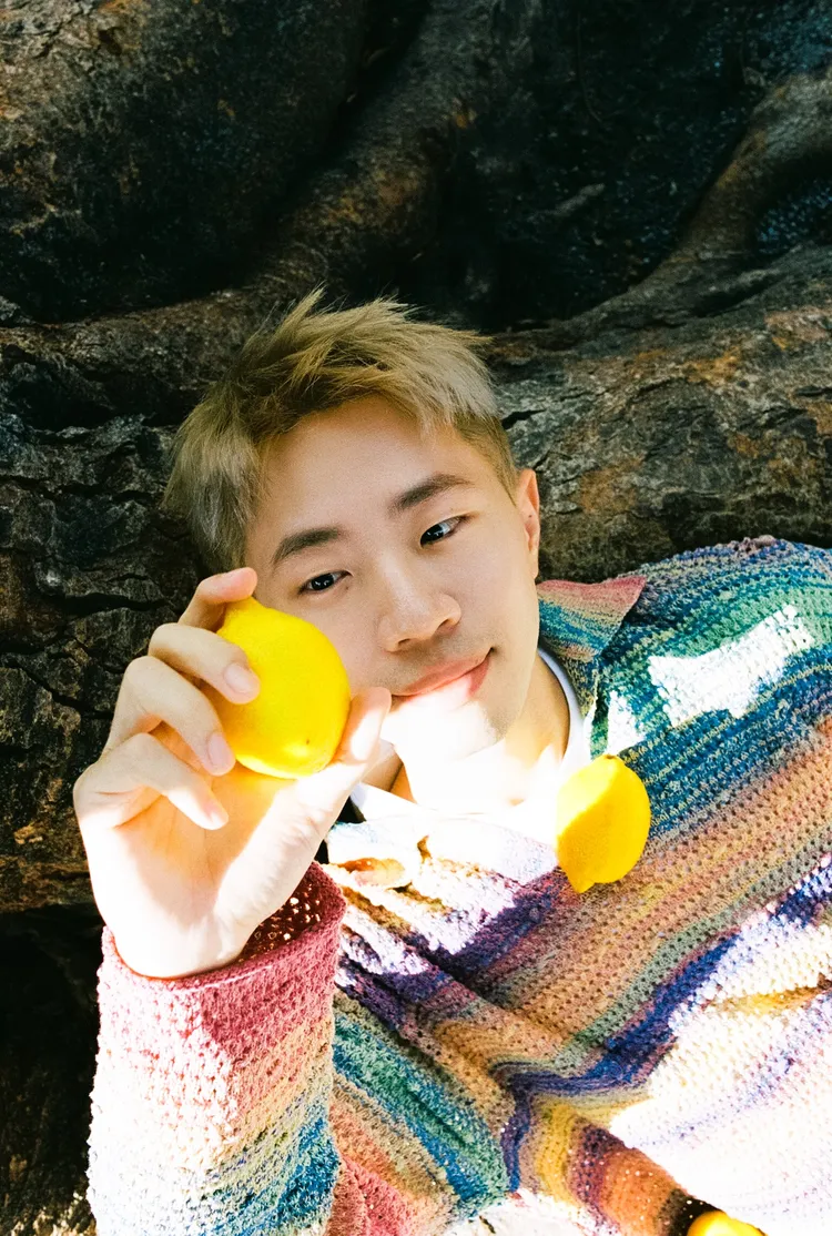 鄭興以全新髮色亮相。好的秋工作室提供