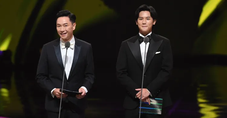 謝展榮（右）和爸爸謝祖武一起在金鐘典禮上頒獎。資料照