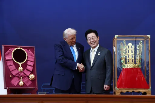 川普爱金色！南韩送金冠、日本送金球