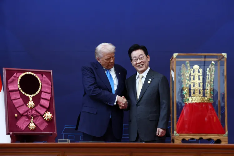 南韓總統李在明頒發「木槿花大勳章」(圖左)給川普,並贈送黃金頭冠複製品(圖右)。路透社