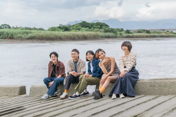 閃閃閃閃參與《滾石撞樂隊2》企劃，改編李心潔《BYE BYE》滾石唱片提供