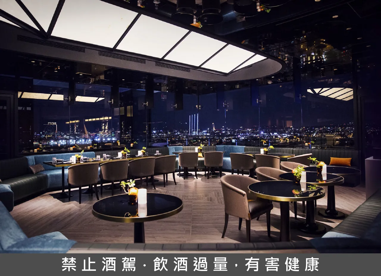 台北万豪酒店跨年住房专案,双人入住可欣赏台北101跨年烟火「天际景观客房」,享20楼高空景观餐厅INGE'S Bar & Grill跨年派对门票九折优惠加购价。图为INGE'S Bar & Grill餐厅内景。业者提供