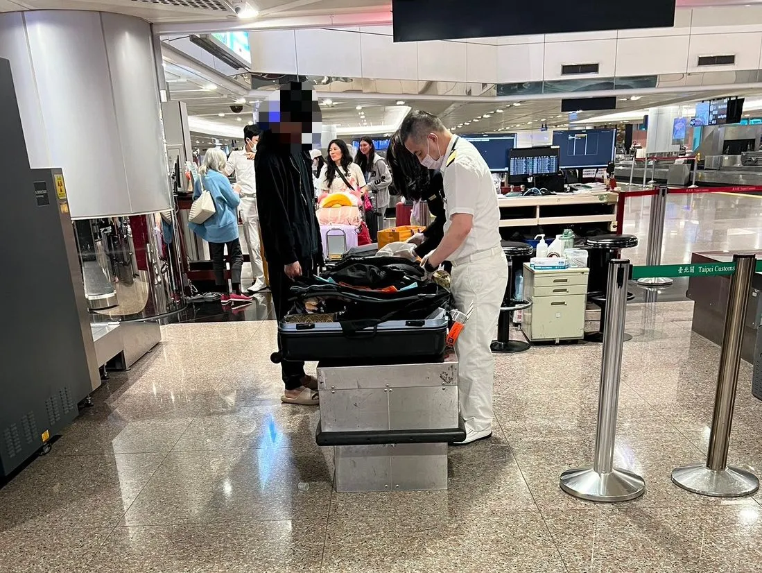 查缉人员会同海关在机场拦截。桃园查缉队提供