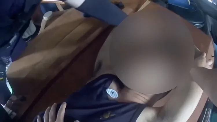 警方合力壓制行凶的蕭姓男子。民眾提供