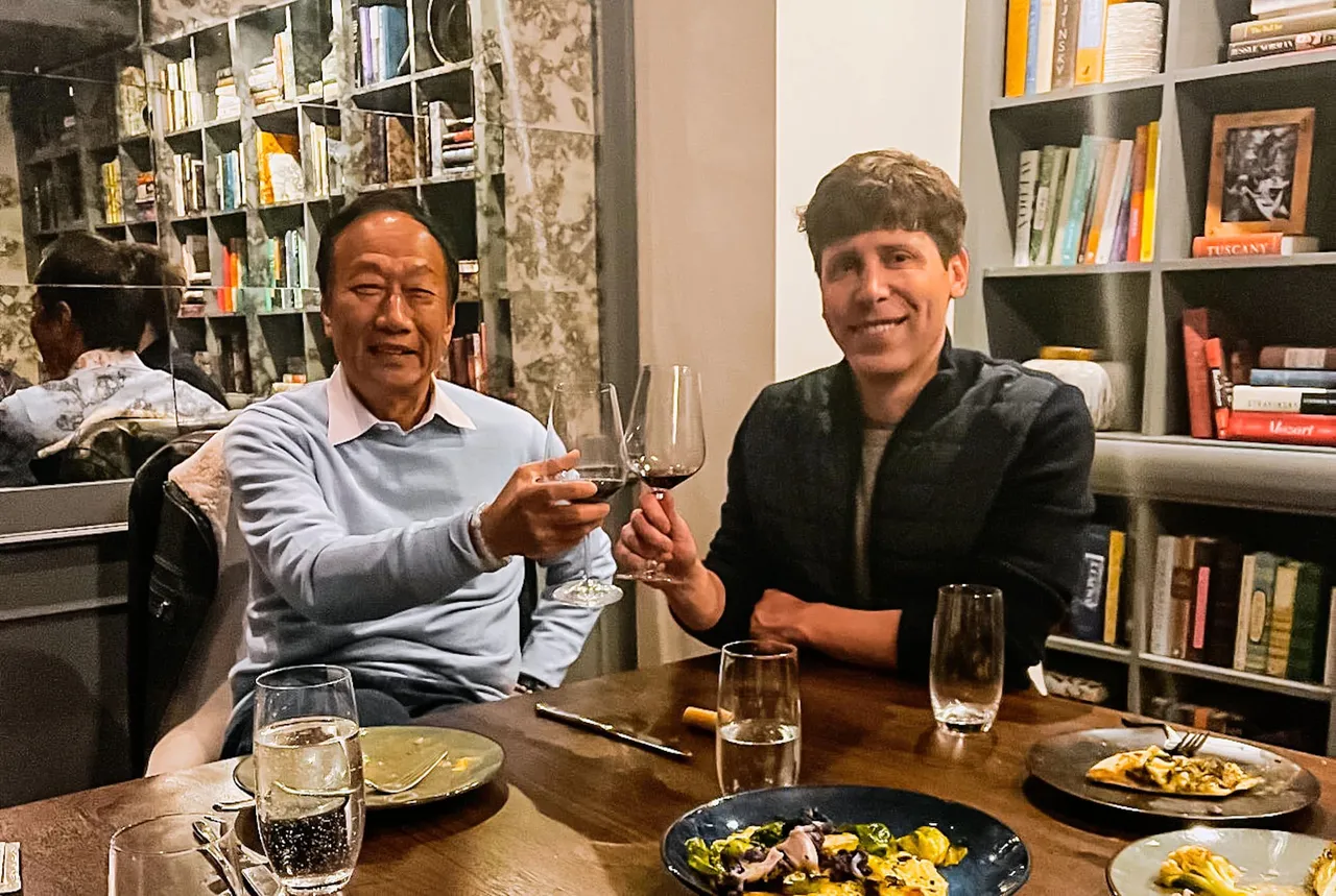 鸿海集团创办人郭台铭,与OpenAI执行长Sam Altman共进晚餐。翻摄自郭台铭脸书
