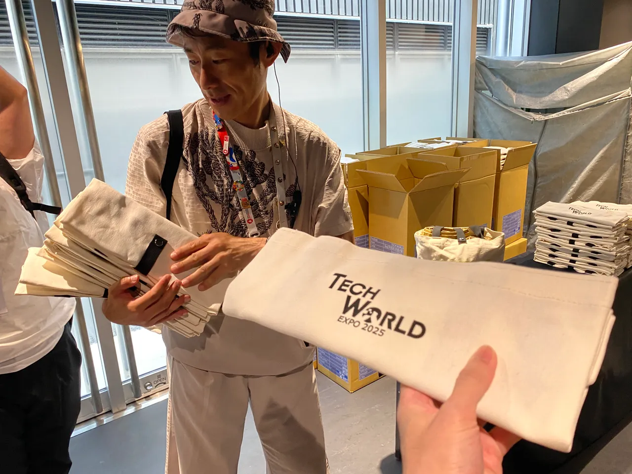 台湾馆也是这次世博唯一免费发放纪念品的场馆,且各时段不一样共8款。庄伟祺摄