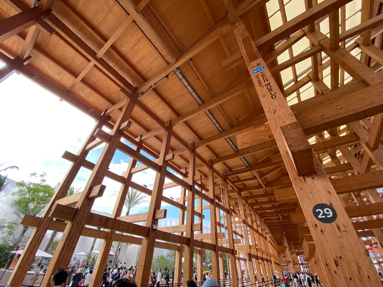 大阪世博最主要的全球最大木造建築「大根屋」，日本將會保留十分之一主體來處理。莊偉祺攝