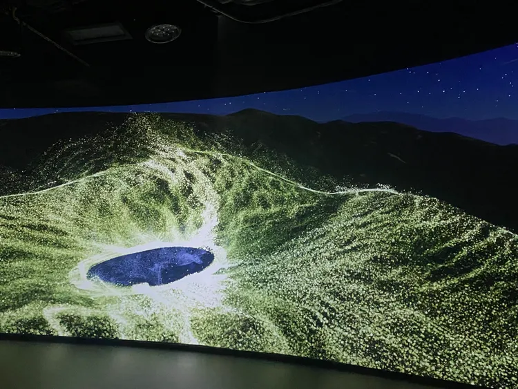 「自然劇場」使用11台高畫質4K雷射投影機及弧形牆面投影，打造360度環形螢幕。莊偉祺攝