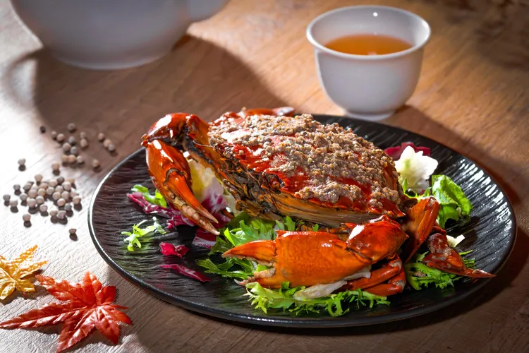 嘉義福容voco酒店「新加坡白胡椒焗沙公」，白胡椒的細膩香氣輕柔滲入蟹肉，鮮甜中帶著微微暖辣，尾韻回甘、香氣縈繞。業者提供