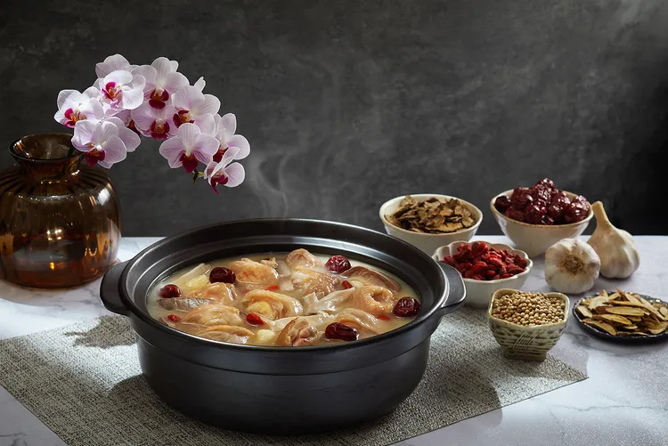 福容胡椒豬肚雞湯入口先是胡椒辛香，雞肉與豬肚鮮美隨即綻放，中藥清香徐徐散出，層次豐富、餘韻悠長。業者提供