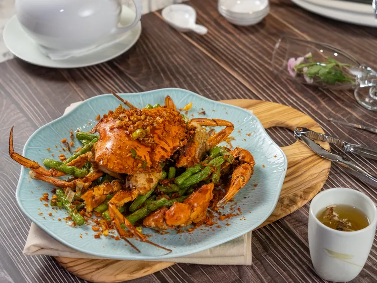 福容福隆店即日起至12/31推出五道紅蟳料理，每道1299元，以清蒸、香炒、煲湯等多元手法展現鮮蟹層次。業者提供