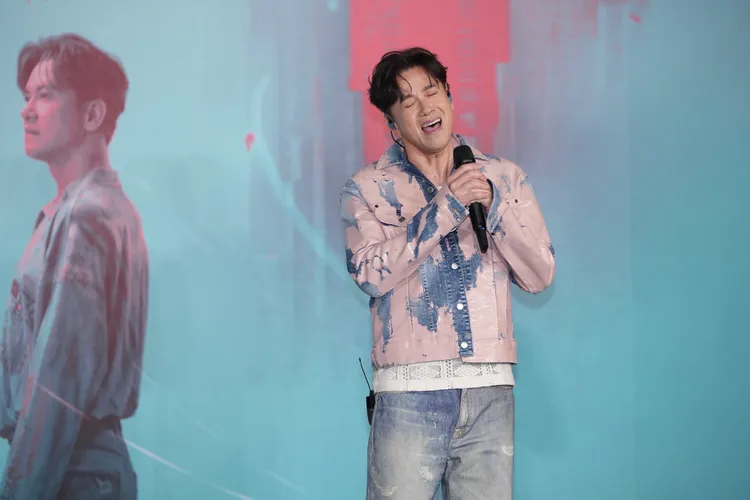 李聖傑今記者會獻唱不滿意，直接喊卡重唱。彭欣偉攝