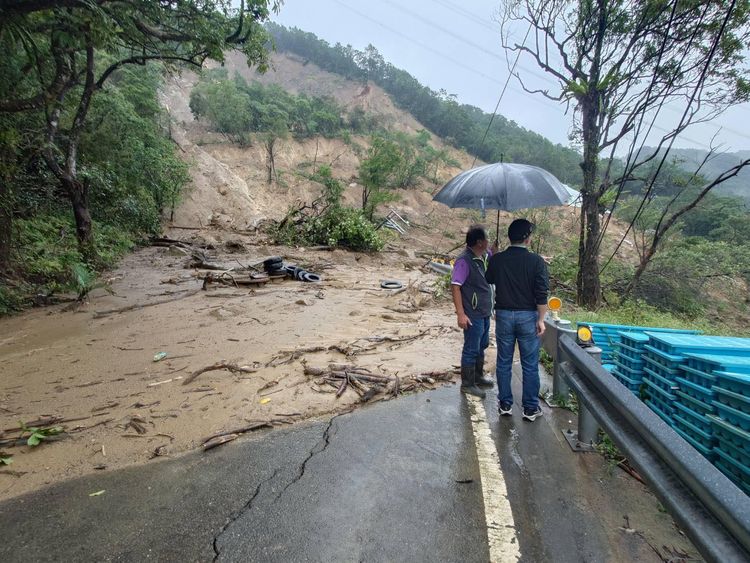 新北雙溪北38線「大片邊坡滑落」 泥流毀路慘況曝光