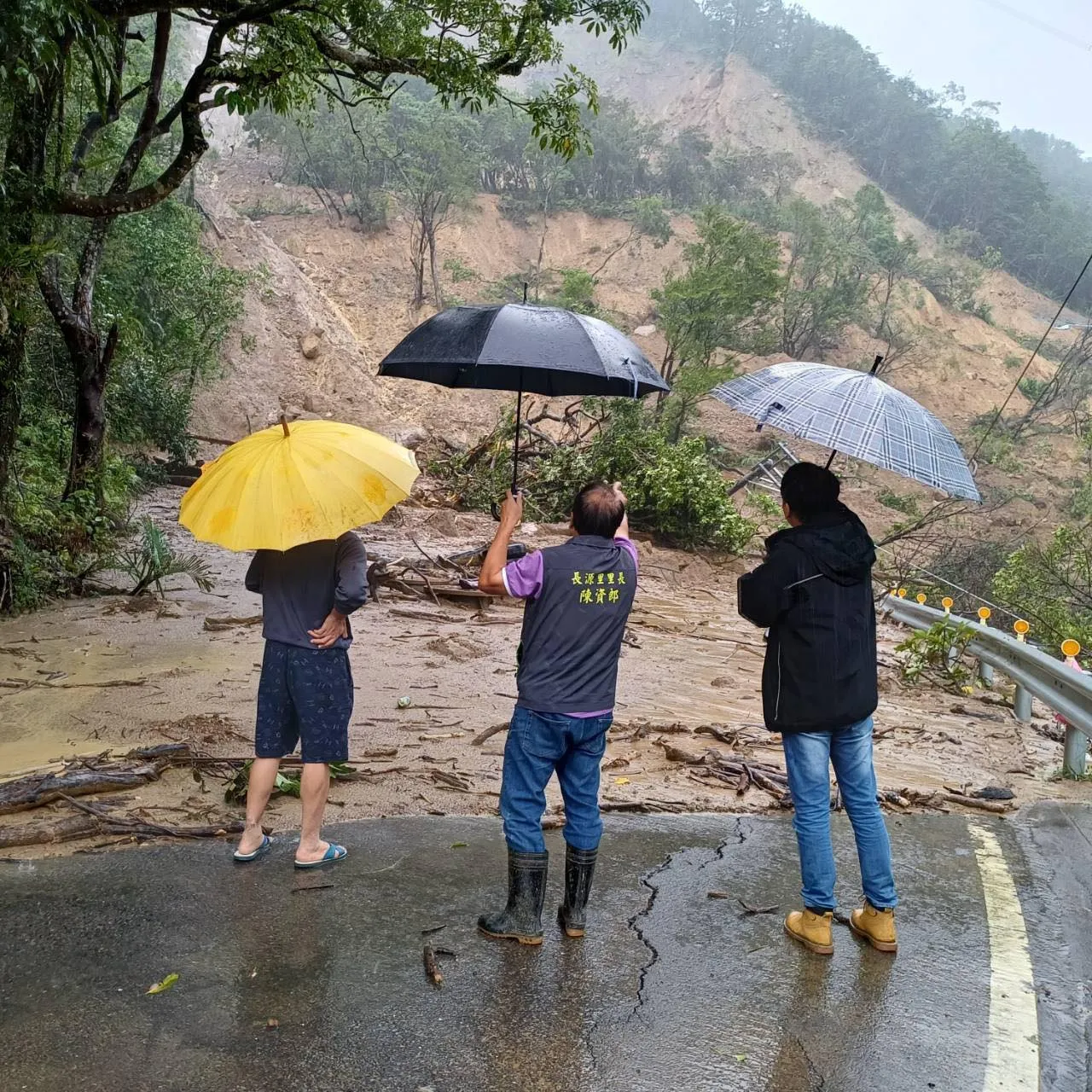 所幸这次边坡滑动前,市府及区公所已先紧急撤离附近住户,无人员伤亡。双溪区公所提供