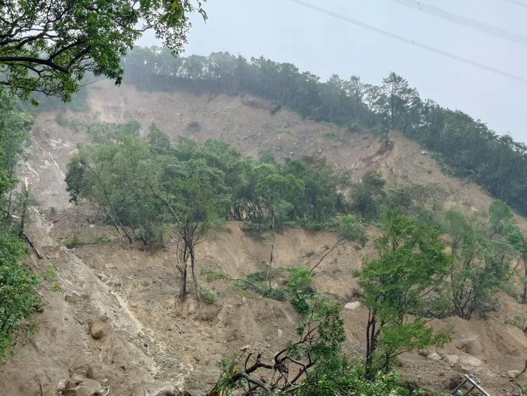 新北市雙溪北38線旁的邊坡，遭豪大雨沖刷滑落，怵目驚心。雙溪區公所提供