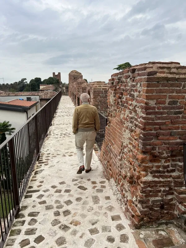 俯瞰城市的最佳景點是登上古城牆，觀光局長喬維尼帶著中央社記者實際走訪。 中央社