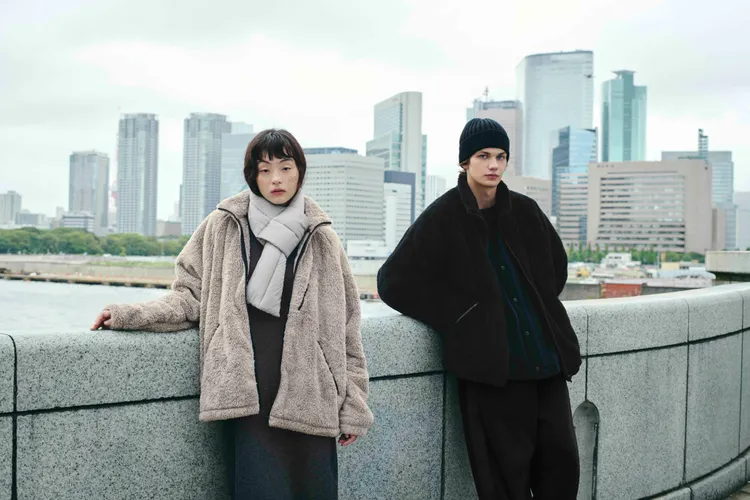 刷毛外套以摩登寬鬆的廓形勾勒出1970年代的復古氣息。品牌提供