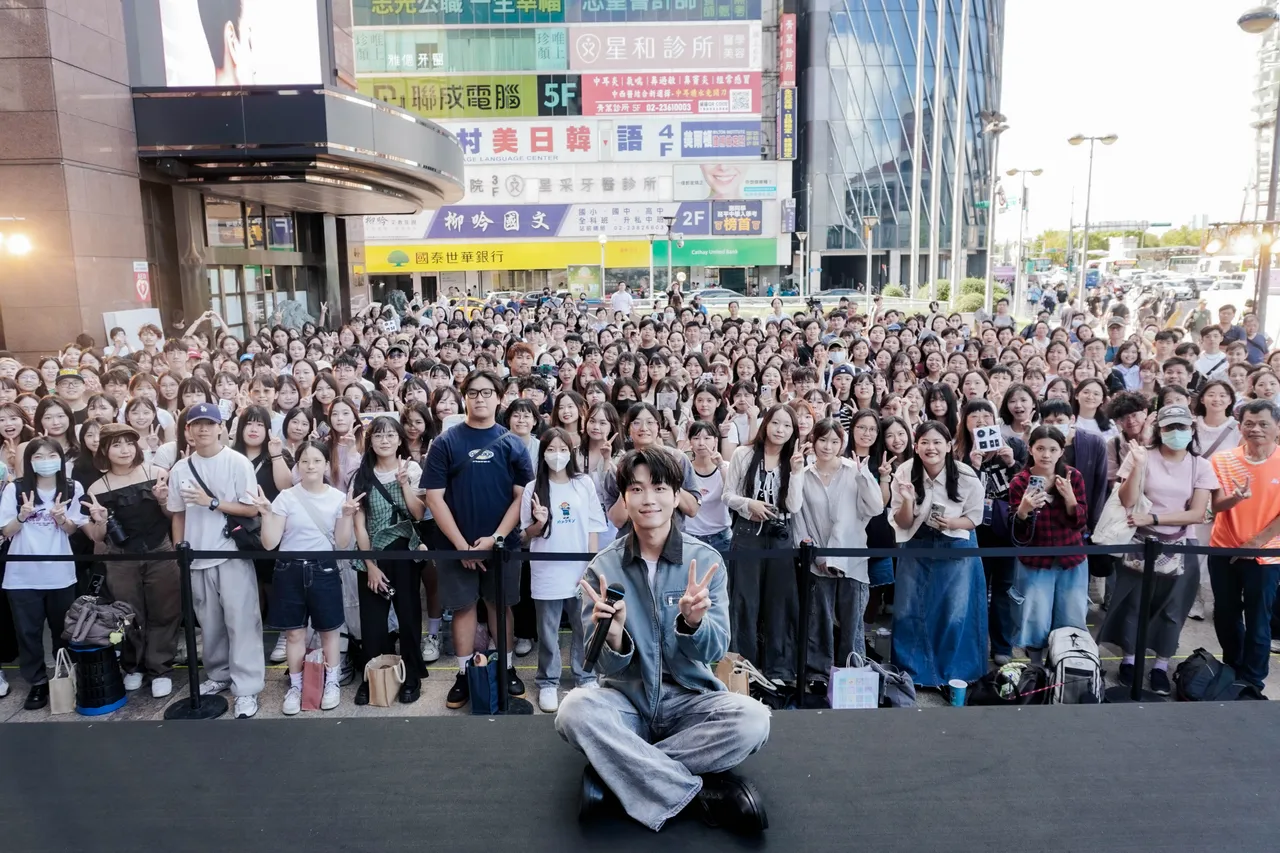吕允首场签唱会,吸引满满粉丝。添翼创越提供