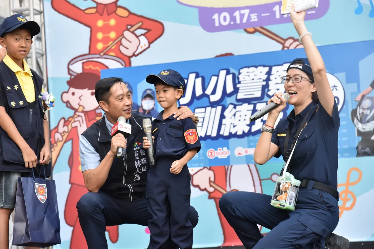 台中第一警分局携手广三文教公益基金会举办「2025第一波丽士小小警察训练班」活动。翻摄画面