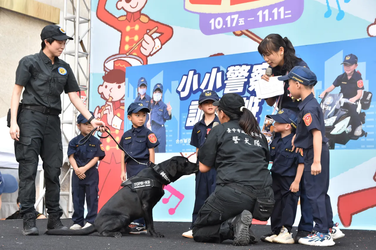 台中第一警分局携手广三文教公益基金会举办「2025第一波丽士小小警察训练班」活动。翻摄画面