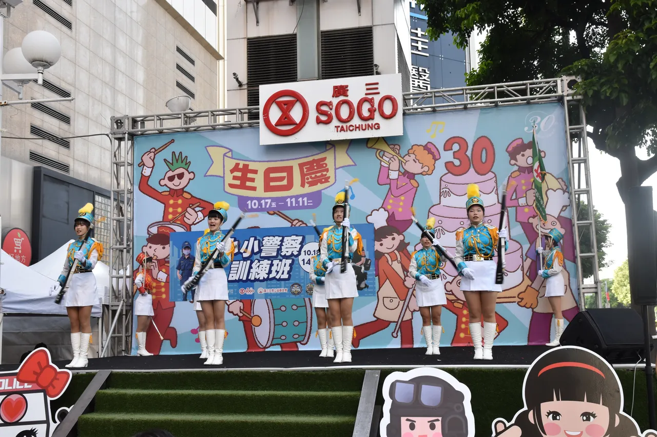 台中第一警分局携手广三文教公益基金会举办「2025第一波丽士小小警察训练班」活动。翻摄画面