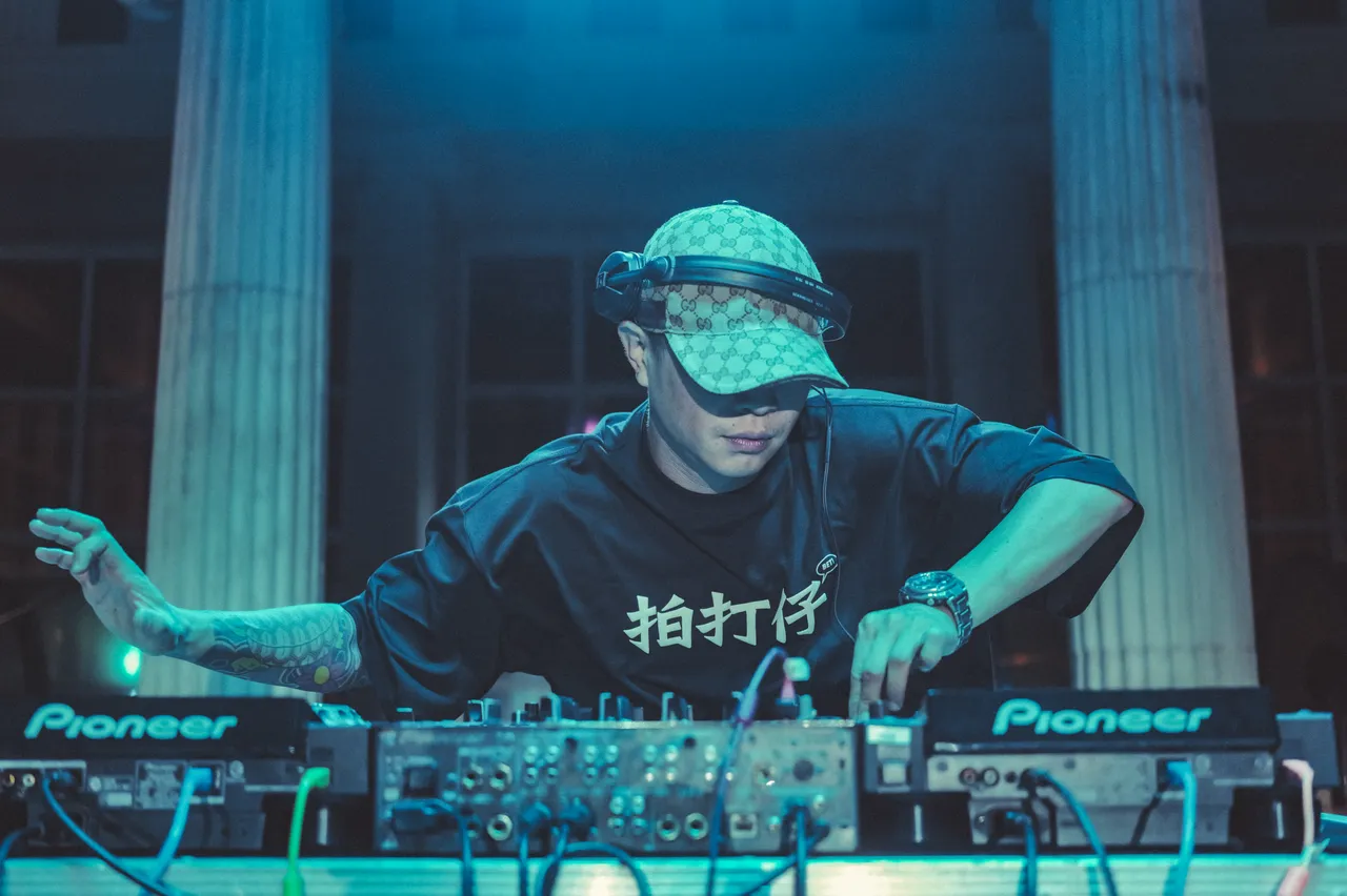 主理人Mr. Skin领军的国语作业簿献上四小时脍炙人口的华语金曲。丽星邮轮、东南美娱乐提供