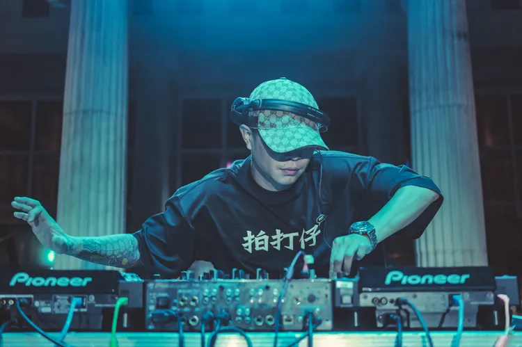 主理人Mr. Skin領軍的國語作業簿獻上四小時膾炙人口的華語金曲。麗星郵輪、東南美娛樂提供