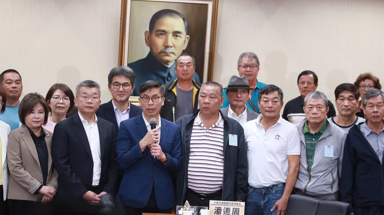 中华民国养猪协会与全国各地养猪协会赴立法院陈情。记者叶家玮摄