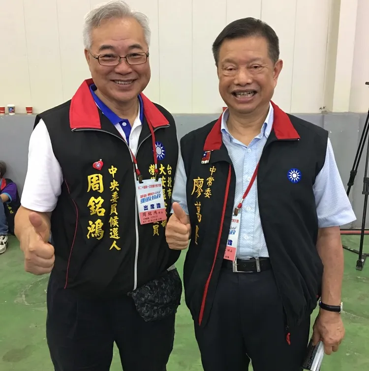 廖萬隆(右)。春保集團官網