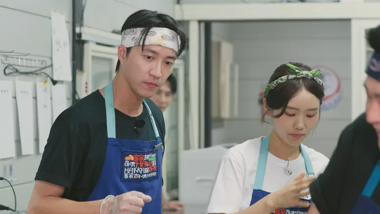 《廚師的迫降：客家廚房》節目讓Judy（右）表示學會放下包袱。客委會、客家電視台提供