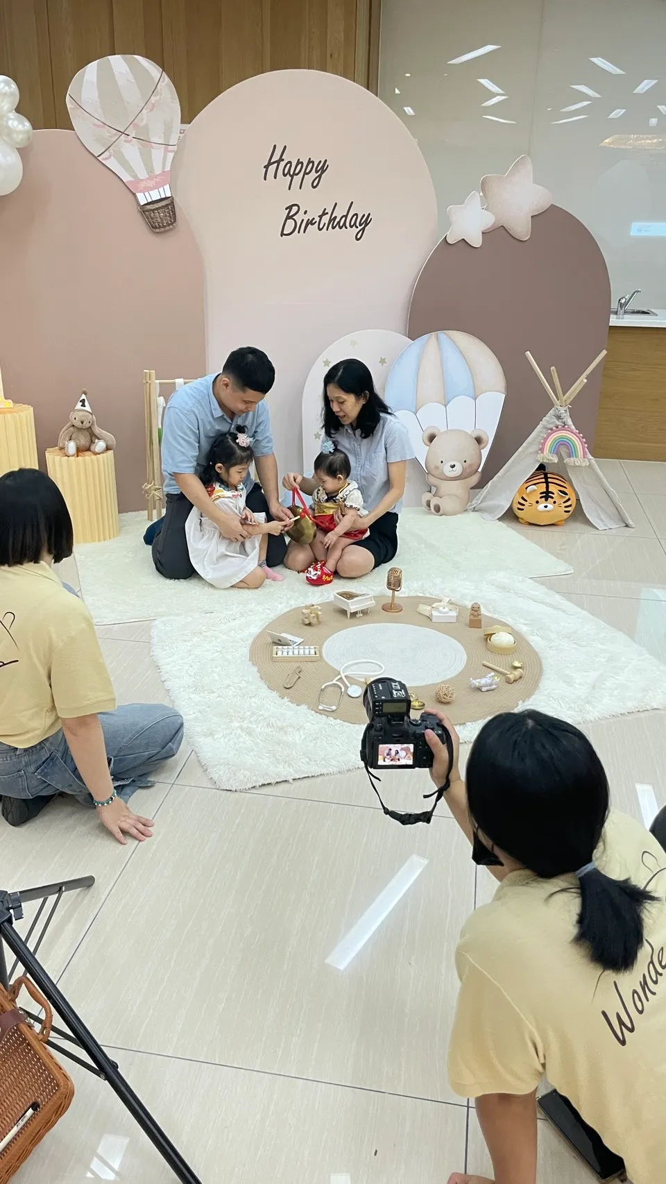 「宝宝抓周」活动让爸妈与幼儿亲密互动,留下难忘回忆。翻摄画面
