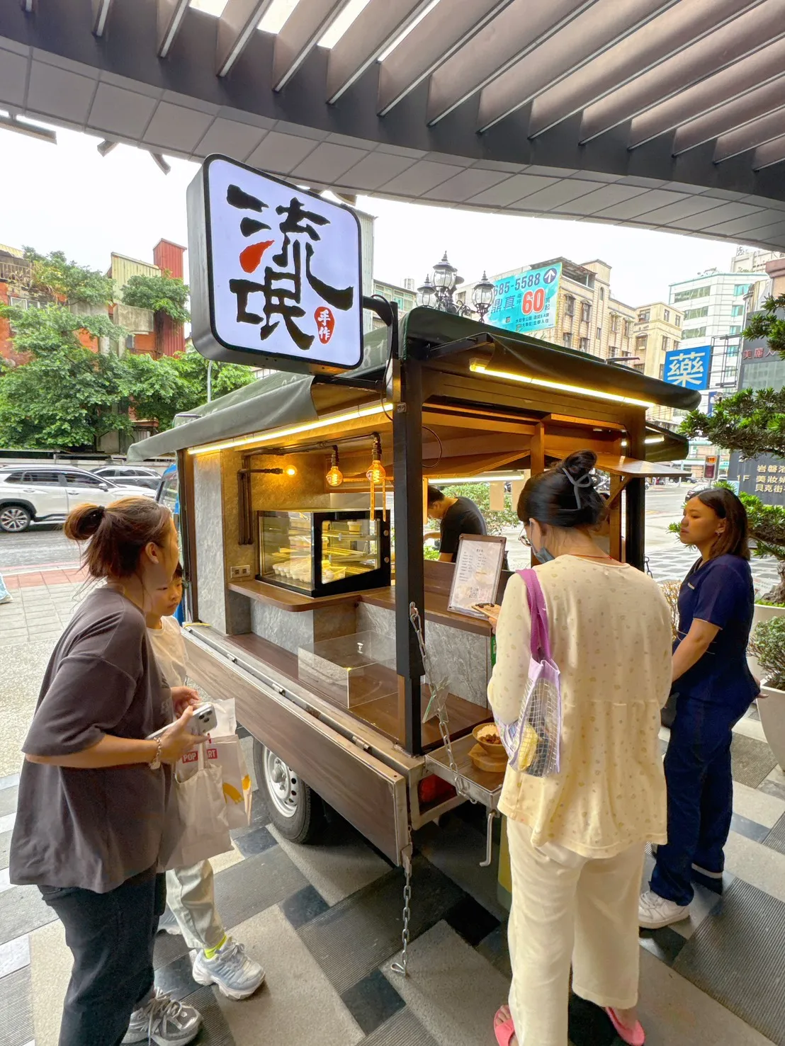 户外餐车市集美味飘香,路过民众难得在月子中心前停下脚步,大快朵颐了起来。翻摄画面