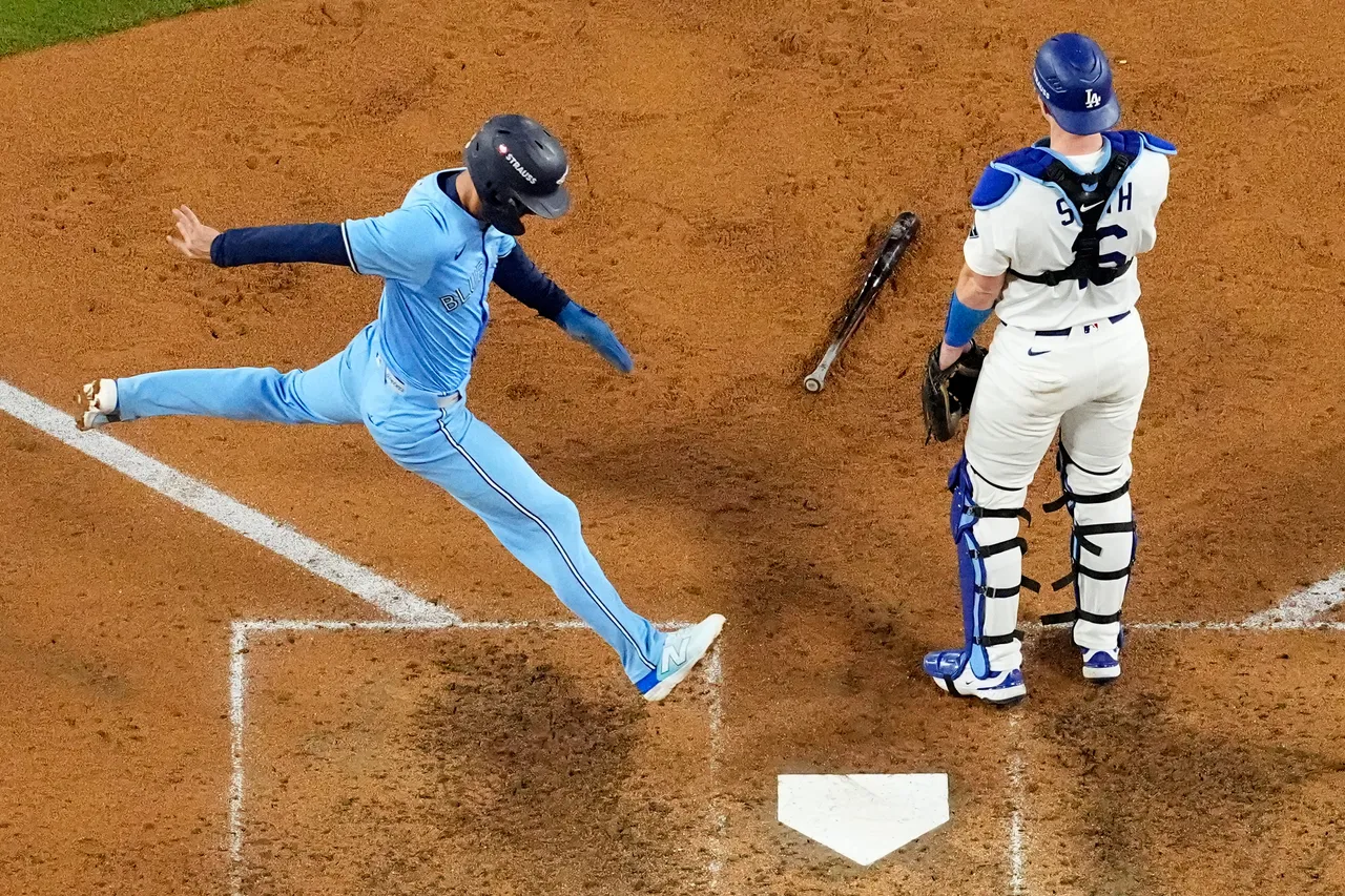 蓝鸟的西门内斯第3局跑回本垒得分。美联社