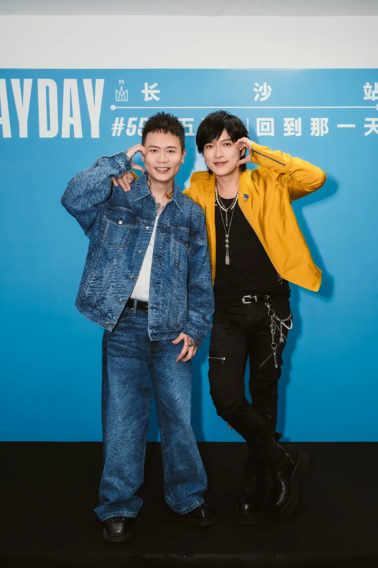 五月天怪獸在蕭秉治即將展開全新巡演前的直播，抽空暖心相伴。相信音樂提供