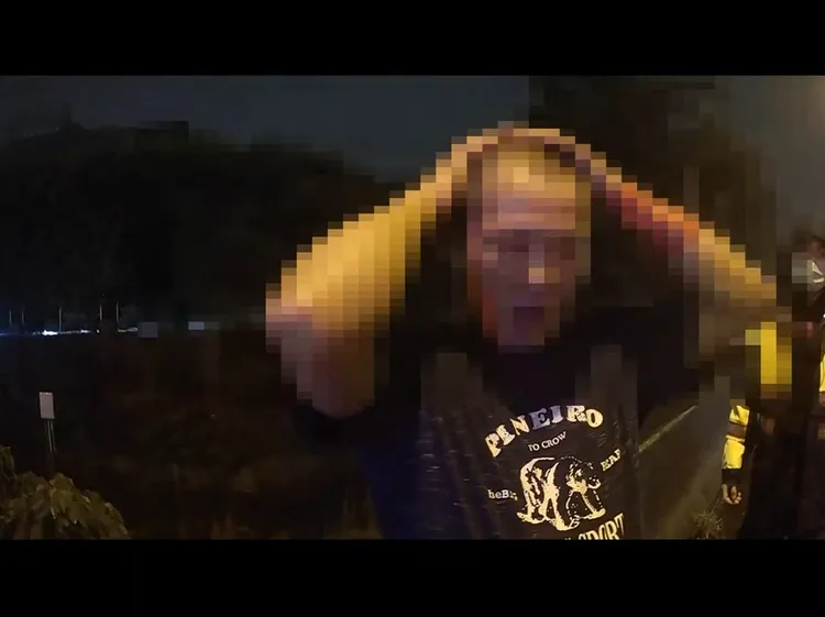 鄧男被同夥放生，面對警方盤查百口莫辯。翻攝畫面