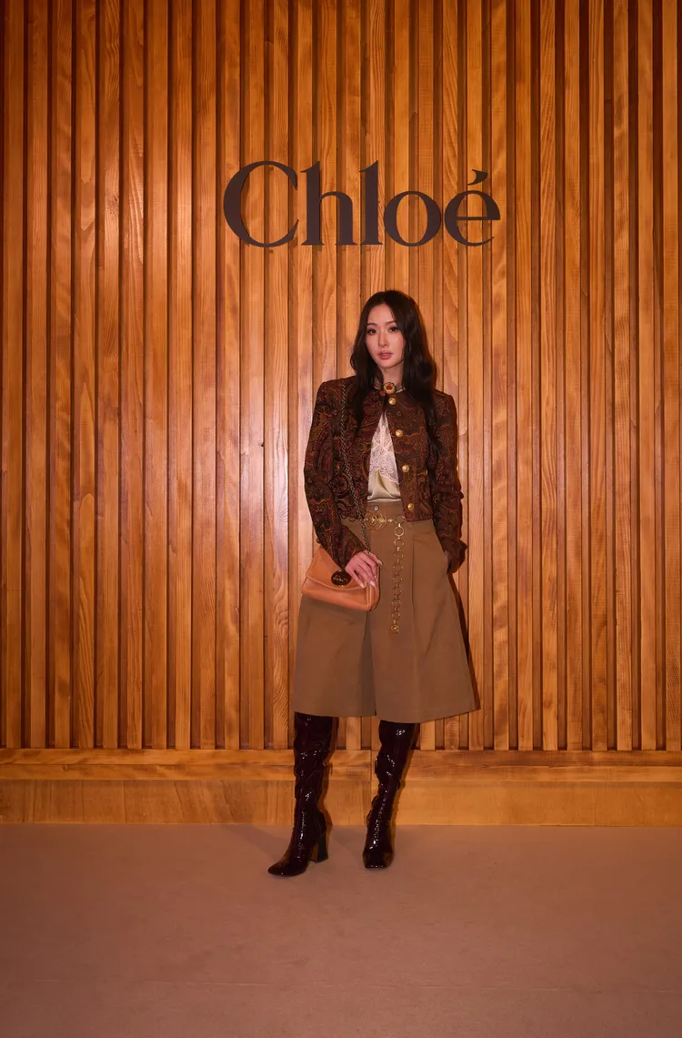 孫芸芸以刺繡外套搭配寬褲、皮靴，柔美又相當有個性。品牌提供