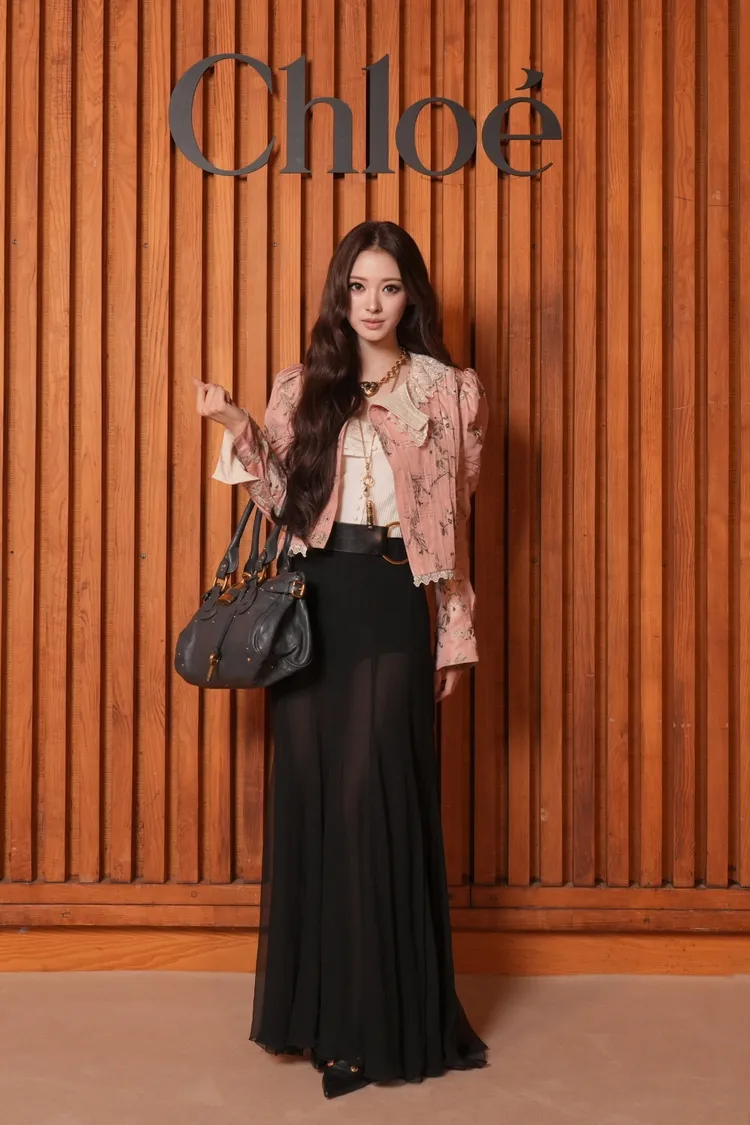 被稱為「小周子瑜」的Anna以粉色夾克搭配透膚長裙，完美詮釋浪漫波希米亞風。品牌提供