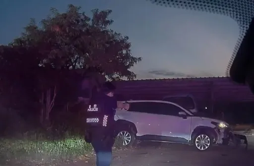 通緝男棄車逃!老婆接手駕車衝撞 桃警開4槍擊中女嫌大腿就逮
